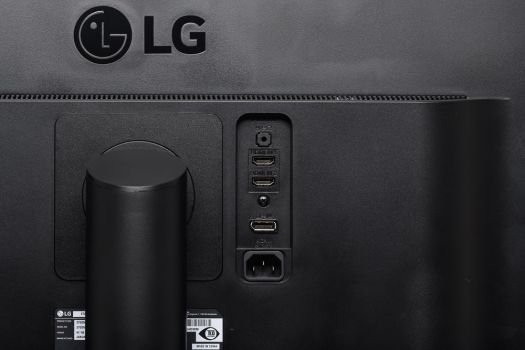 Gut zugängliche Anschlüsse auf der Displayrückseite erleichtern ein häufiges Wechseln der Kabel