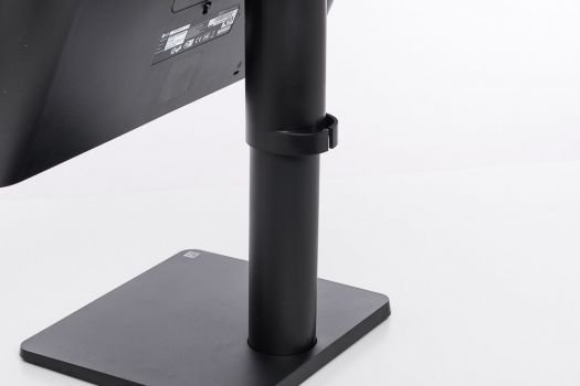 Im Standbein ist fest ein Clip integriert, mit dem sich die Kabel gut bändigen lassen