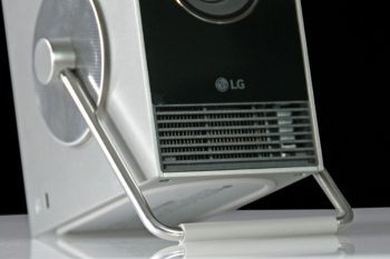 Der Tragegriff dient zusätzlich als Standfuß, um den Beamer anzuwinkeln