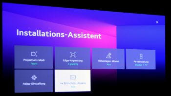 Wird leicht schräg auf eine Wand projiziert, ist die Geometrie zunächst fehlerhaft