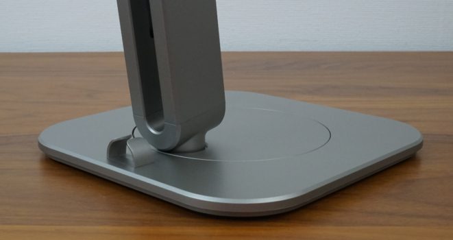 Kabelmanagement per Klemmvorrichtung am Monitorfuß