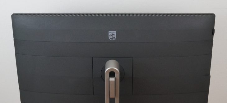 Displayrückseite mit Lüftungsschlitzen am oberen Rahmen