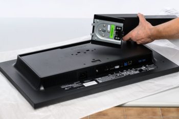 Montage des Monitorstandbeins