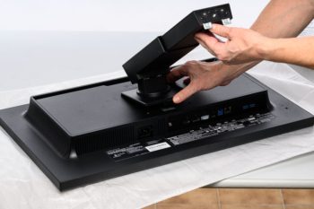 Lösen des Monitorstandbeins per Knopfdruck