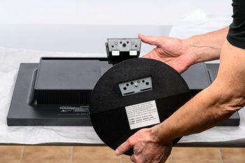 Montage der Bodenplatte (Fuß) am Monitorarm