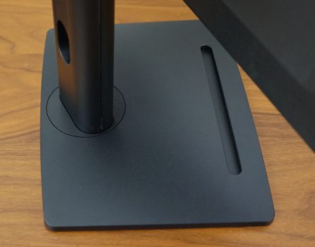 Drehgelenk im Monitorfuß und Öffnung für das Kabelmanagement