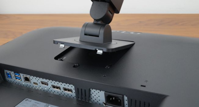 Einrasten des Monitorarms und Lösen per Schalter