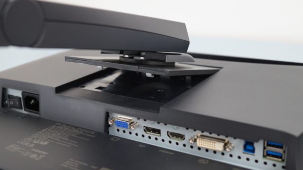 Montage des Monitorstandbeins am Display