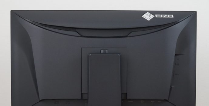 Displayrückseite mit „lächelnder“ Mulde