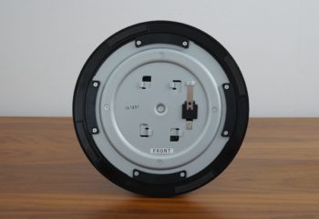 Monitorstandfuß von unten mit Arretierungsclip