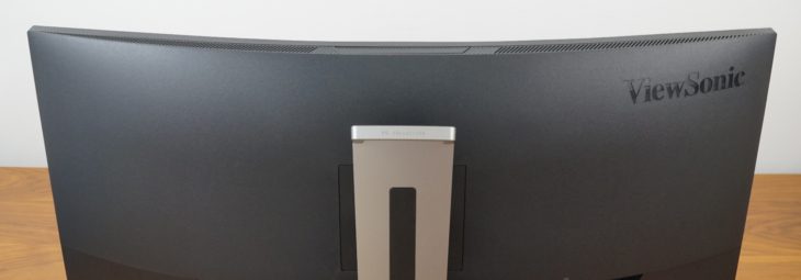 Eingestanztes ViewSonic-Logo in Hochglanz rechts und Lüftungsschlitze im oberen Bereich des Rahmens