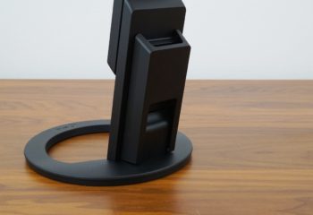 Kabelhalterung mit aufgesteckter Abdeckung am Standbein