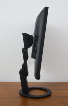 Monitor Ansicht seitlich mit maximalem Neigungswinkel nach vorn