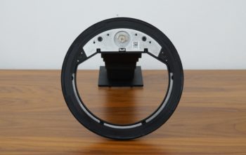 Monitorstandfuß von unten mit Flügelschraube