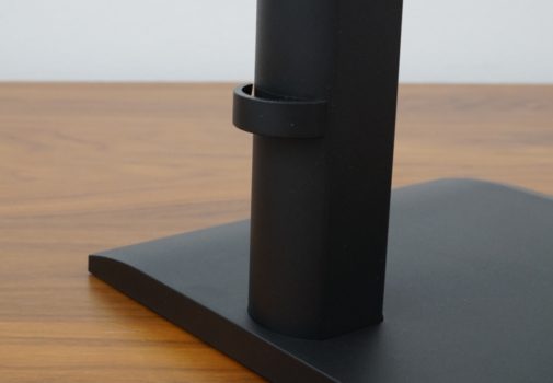 Kabelmanagement per Klemmvorrichtung an der Rückseite des Standbeins